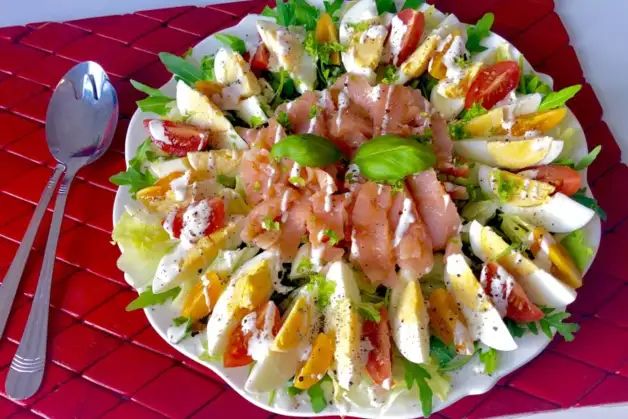 Святковий салат з яйцем та лососем