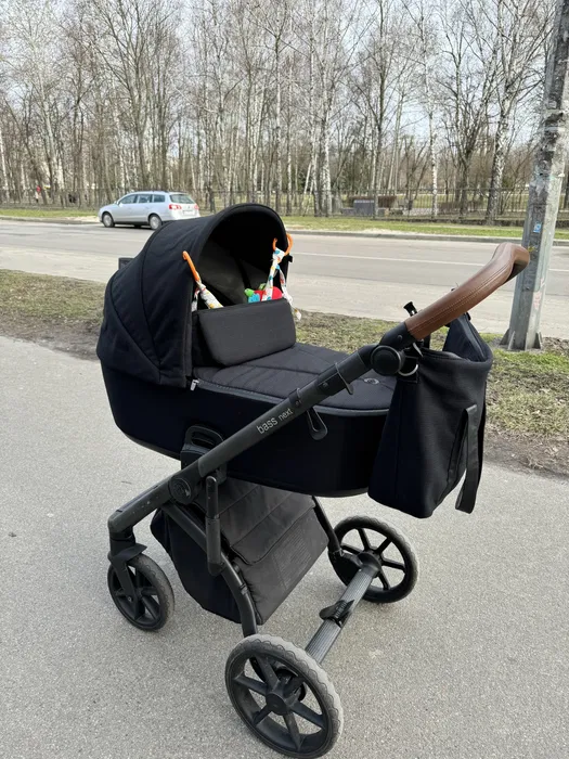 У вас розуму б не вистачило, раз ви дитину в колясці залишили одну на вулиці. Та вам кішку довірити не можна, не те що онука