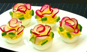 Гості “Ахнуть” від цих закусок! Фаршировані яйця “По-новому”: 3 смачні начинки