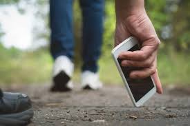 Хочу поділитися з вами історією, яка сталася зі мною буквально вчора. Чи то це збіг, чи то й справді мені, як програмісту, життя постійно підкидає чужі телефони. Як мінімум раз на рік я знаходжу на вулиці втрачений телефон і повертаю його власнику. Чесно кажучи, я навіть не розумію, як можна його втратити Ось, як?! Ну менше з тим, зараз не про це. Вчора, повертаючись з магазину додому, виявив ще одне безгосподарне майно — телефон Самсунг. В голові промайнула перша думка: «Хех, знову?».