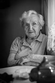 Після раптового відходу батька, його друга дружина стала надто вимогливою до Людмили, дуже дратівливою, заборонила називати матір’ю, тільки імʼям і по батькові. Люда розуміла чому – залишився заповіт. А за ним єдиній вісімнадцятирічній доньці діставалося майже все. Розлучатися зі спокійним життям у достатку мачуха не хотіла. Тому, незважаючи на те, що велика професорська квартира в центрі міста переходила за документами до Людмили, Соломія Львівна нічого міняти не бажала і робила вигляд, що так все і буде