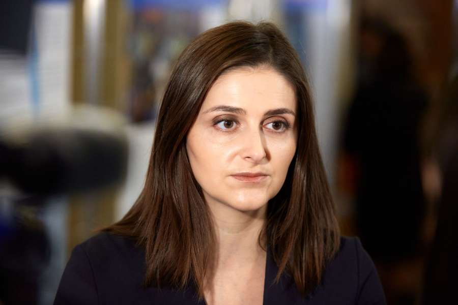  Сиди! Нас немає вдома! – спокійно вимовив Петро. – Так, дзвонять же! – Валя завмерла, підвівшись із дивана. – Нехай, – відповів Петро. – А якщо це хтось важливий? – запитала Валя. – Або у справі? – Субота, дванадцята, – вимовив Петро. – Ти нікого не кликала, я нікого не чекаю! Висновок? – Я тільки в вічко подивлюся! – пошепки промовила Валя. – Сядь! – у голосі була сталь. – Нас немає вдома! Хто б там не був, нехай топає назад! – А ти що, знаєш, хто там? – запитала Валя, – Припускаю, тому й кажу, щоб ти сіла і перед вікнами не миготіла! – Так, якщо це те, що я думаю, вони так просто не підуть! – сказала Валя і знизала плечима. – Це залежить від того, скільки ми не будемо відчиняти їм двері, – спокійно відповів Петро. – Рано чи пізно вони підуть. У будь-якому разі, ночувати в під’їзді вони не стануть. А нам із тобою нікуди не треба.