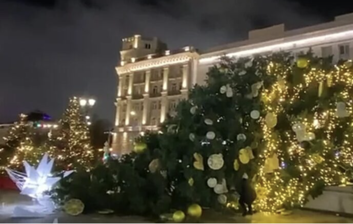 “Ознака кінця епохи”: у Москві впала величезна ялинка — росіяни вбачають недобрий знак! Відео