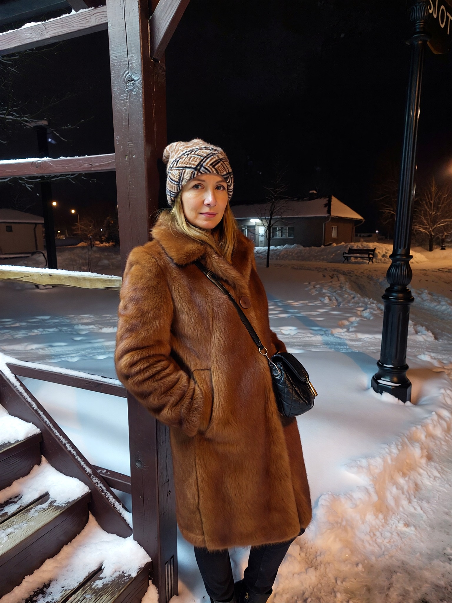 ПРИЇХАЛА ДОДОМУ НА СВЯТА, ПРИВЕЗЛА 2 ТИСЯЧІ ЄВРО ТА ГОСТИНЦІ. ХОТІЛА ЗРОБИТИ ЧОЛОВІКОВІ ПОДАРУНОК – А ДВЕРІ ВІДЧИНЯЄ СУСІДКА В МОЄМУ ХАЛАТИКУ ТА КАПЧИКАХ. ЯК ВИЯВИЛОСЯ, У НЬОГО ВЖЕ 2 РОКИ Є КОХАНКА. БО, БАЧТЕ, Я САМА ВИННА – НА ЗАРОБІТКАХ, А ЙОМУ ЛАСКИ ХОЧЕТЬСЯ! ТОМУ ПІШЛА ДО СИНА ТА НЕВІСТКИ, АБИ МЕНЕ РОЗРАДИЛИ. БОДАЙ ДЕСЬ ШУКАЛА ПІДТРИМКУ. АЛЕ ТАМ НА МЕНЕ ЧЕКАЛО ЩЕ БІЛЬШЕ РОЗЧАРУВАННЯ….. ЗАРАЗ ПОДІЛЮСЯ З ВАМИ СВОЄЮ СУМНОЮ ІСТОРІЄЮ, МОЖЛИВО, ВИ ДАСТЕ ЯКУСЬ МУДРУ ПОРАДУ