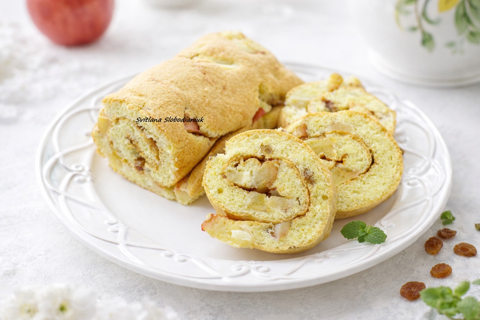 Смачний та ароматний бісквітний рулет з яблуками та родзинками — це ідеальний десерт до солодкого столу!