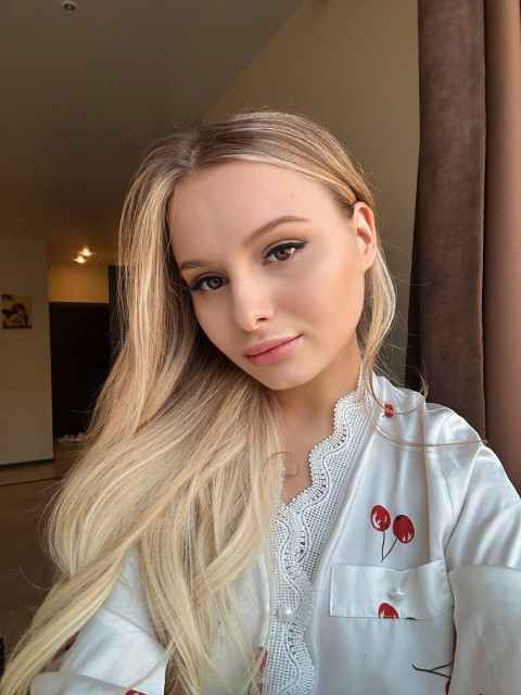 — Та якась декорація, мабуть, — відмахнулася свекруха. — Наталка ж любить накупити всякого непотребу, щоб пил збирав. Пішли краще на кухню, подивимося, що там до чаю приховано. Жінки почимчикували на кухню. Наталка хотіла вимкнути, але «перчинка» цікавості перемогла. — Уявляєш, Віро, — донісся голос свекрухи з коридору, — вони на ці три дні в Буковелі двісті тисяч спустили! Андрійко мені по секрету шепнув. У готель найдорожчий поперлися, де «все включено». Бо пані Наталка на менше не згодна.