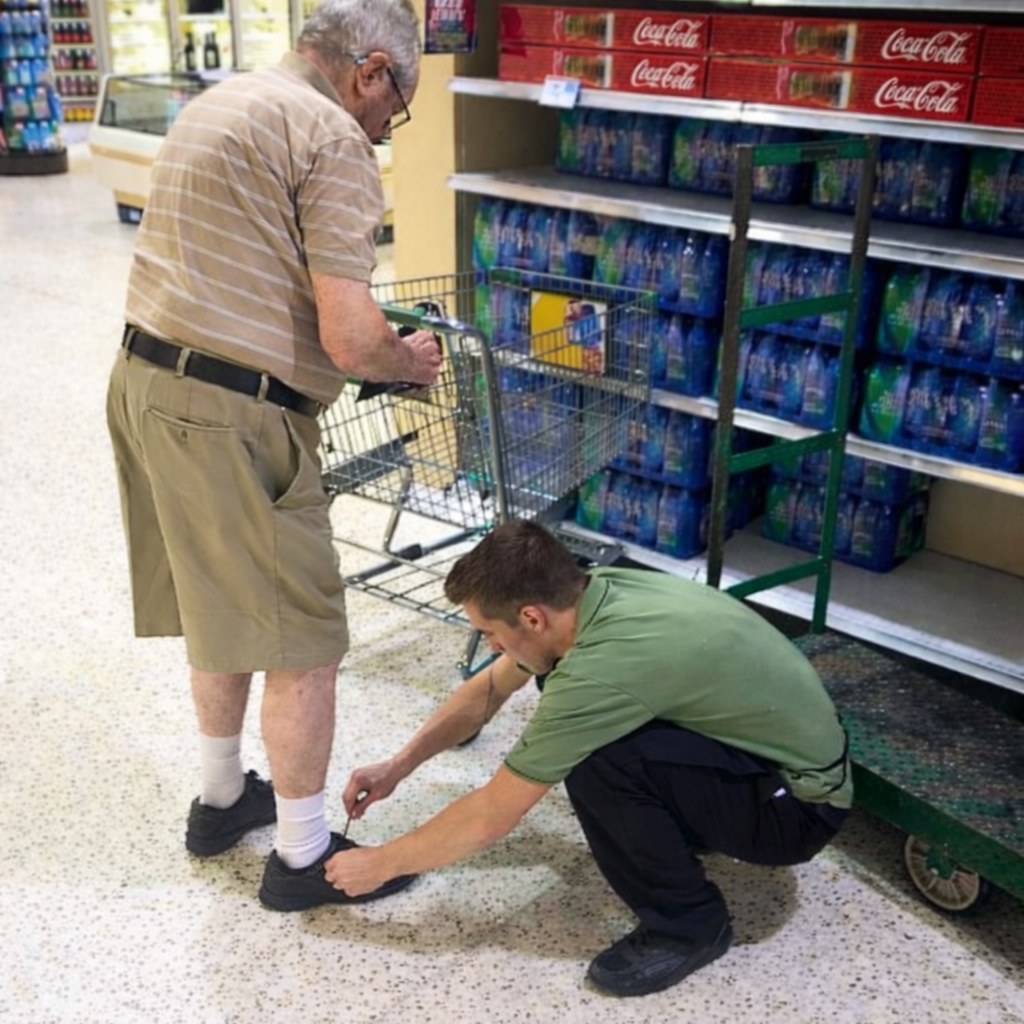 Сьогодні ввечері я став свідком моменту, який буквально зупинив мене. Не через сум — через красу людяності.