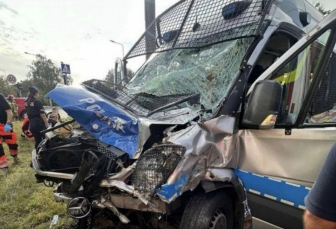 ВІСІМ ПОЛІЦЕЙСЬКИХ У ЛІКАРНІ – НЕОЧІКУВАНЕ ЗІТКНЕННЯ ПОЛІЦЕЙСЬКОЇ АВТОМОБІЛІ ТА БЕТОНОЗМІШУВАЧА