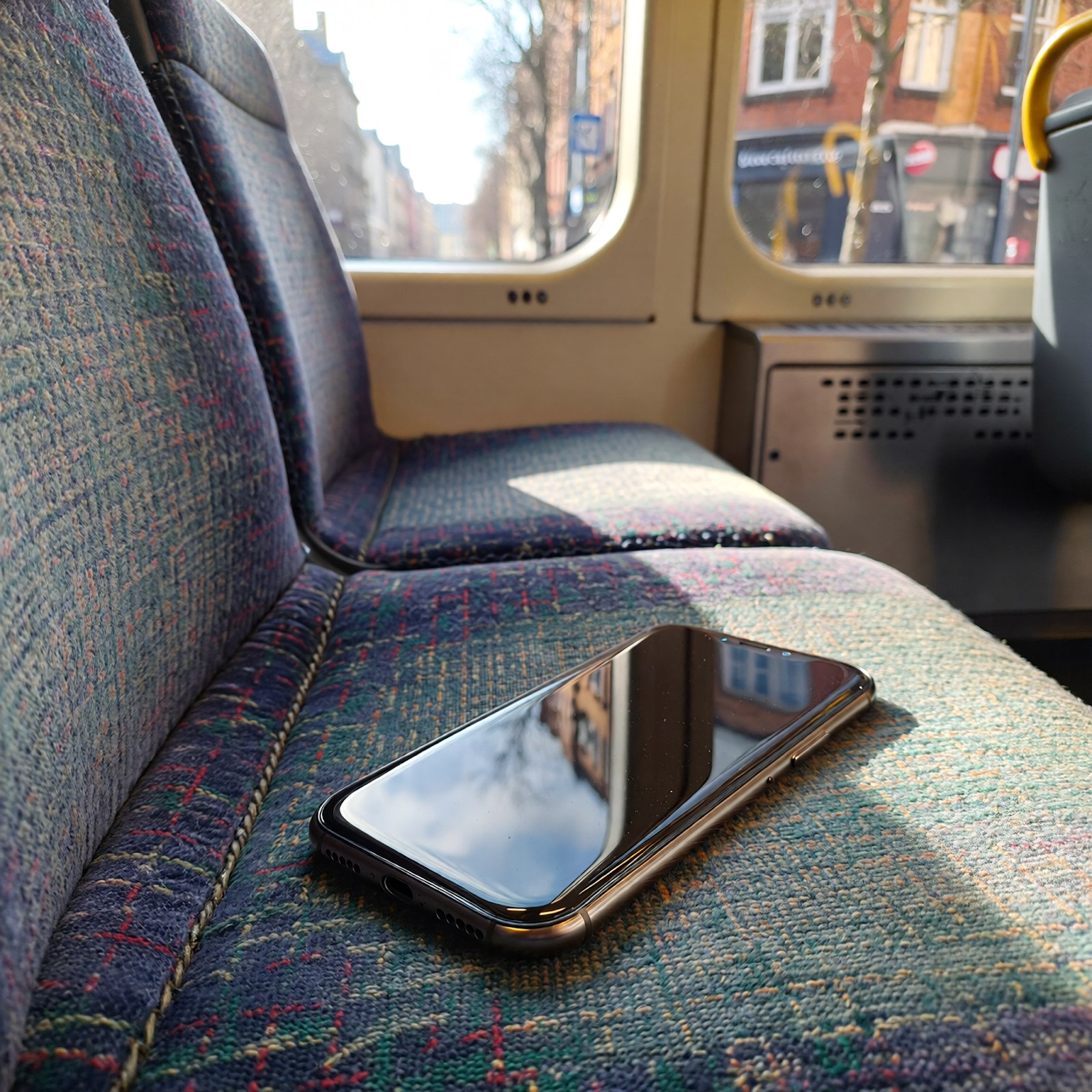 15 січня.Київ . Немає води, немає світла, немає зв’язку. Я не знаю, коли опублікується цей пост, телефон іноді чіпляє 4G.У вранці я поспішала на роботу й помітила в трамваї забутий телефон. Новенький, ще й без тріщин — диво для громадського транспорту…Перша думка була максимально грішна й чесна: Всесвіт нарешті щось винен — і повертає борг