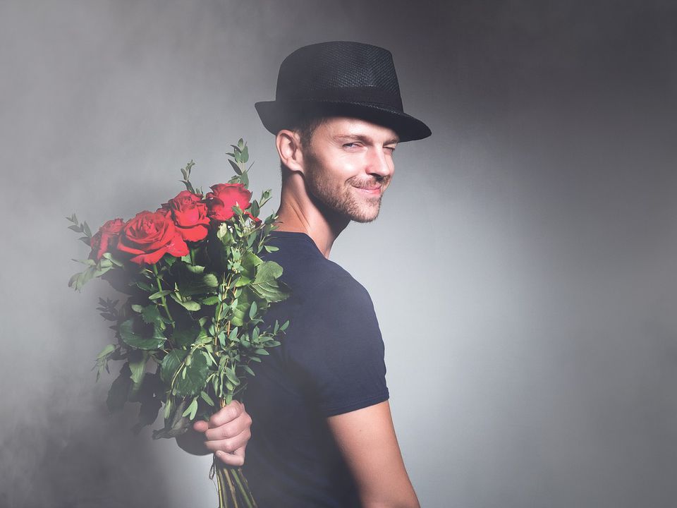 На порозі стояв незнайомець. Яна придивилася і ахнула.На порозі стояв незнайомець.