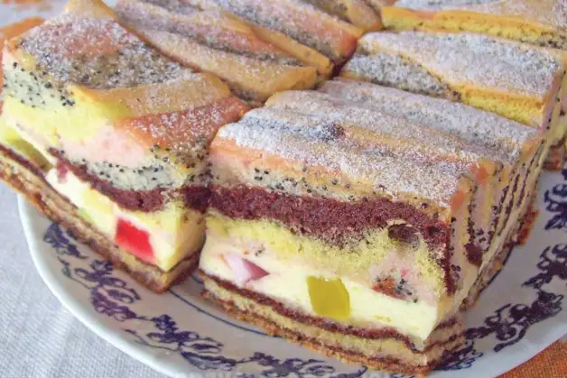 Пляцок із сирковим кремом та мармеладом в цукрі