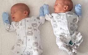 Ігор по-доброму заздрив тим діткам, які гуляли з мамами. А його малюки Михайло та Макар ніколи не відчують лагідних материнських обіймів