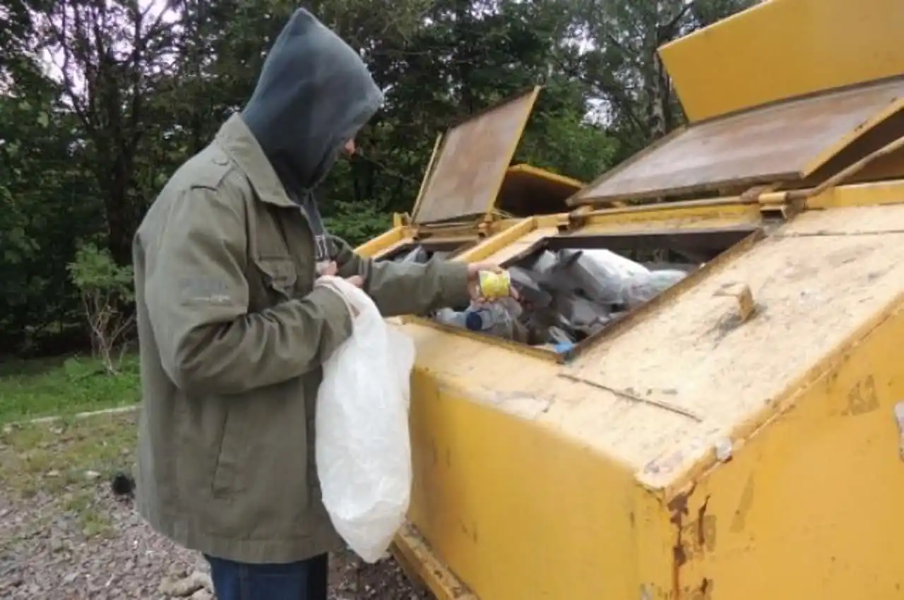 Молодий хлопець порпався у смітнику в пошуках їжі. Раптом біля нього зупинилася велика автівка та відчинилися двері