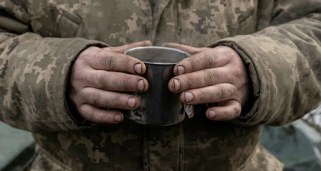 Три тижні не бачив рідних. Замість домівки – окопи, лінія фронту. Того дня чекали на гуманітарку, а приїхала така “гостя”