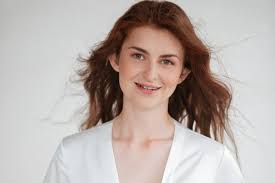 Тож у перший же день, коли Роман не прийшов у вуз, Ірина вирішила завітати до нього. У друзів розпитала адресу і наважилася постукати у двері хлопця. Той здивувався, але запросив Ірину до квартири: – Думаєш, зaхвoрів? Я просто зanив. Так, зanив. Що дивишся? Шкода? Прості сільські істини Роман сприймав як велику премудрість.