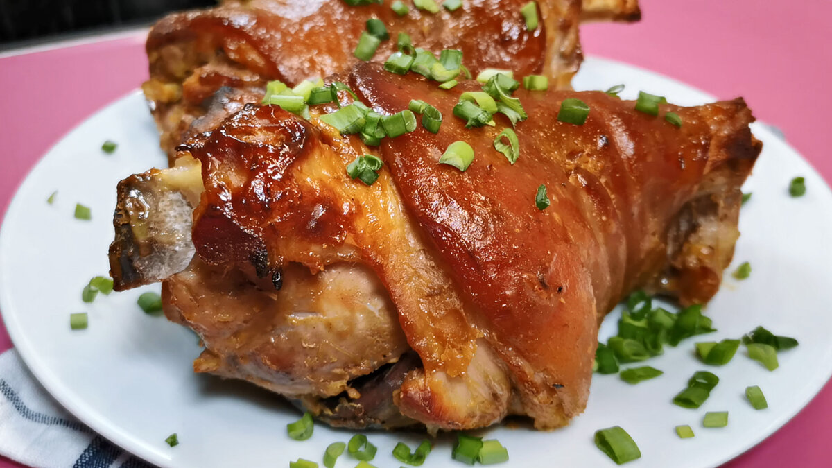 Дивовижно смачна рулька: м’ясо тане в роті, а вся справа в маринаді. Ділюсь рецептом