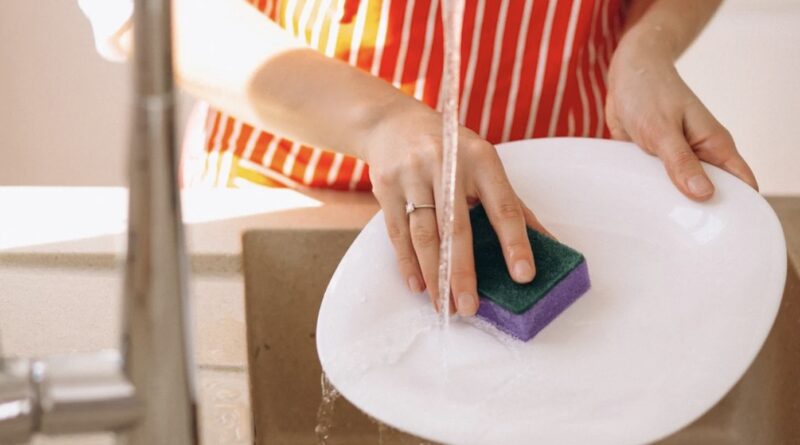 Чому німецькі господині ніколи не ополіскують посуд від мийного засобу: про це варто знати