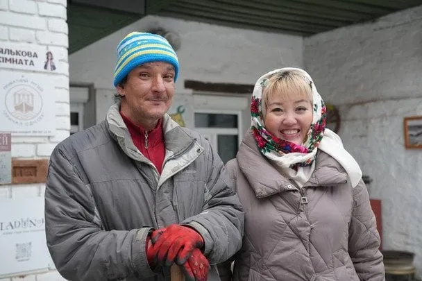 З посольства — у двірники: історія сум’янина, який вільно говорить вісьмома мовами.  Зараз ранок Сергія Гробового розпочинається о шостій, чоловік працює двірником і каже: подобається працювати на повітрі та спілкуватися з людьми.