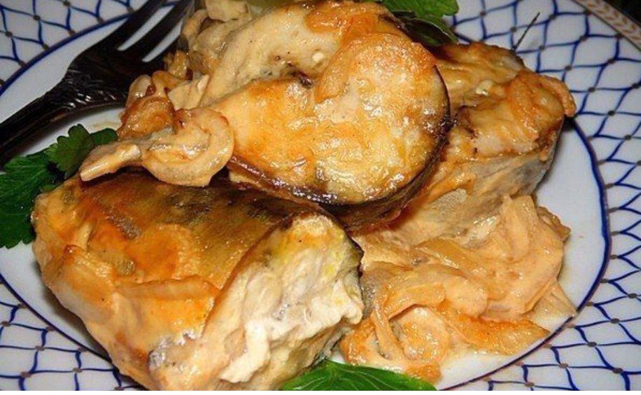 Скумбрія в пікантному маринаді — соковита, ароматна, йде без сліду