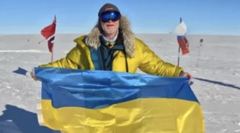 Російський триколор зняв: Латвійський альпініст в Антарктиці підняв прапор України