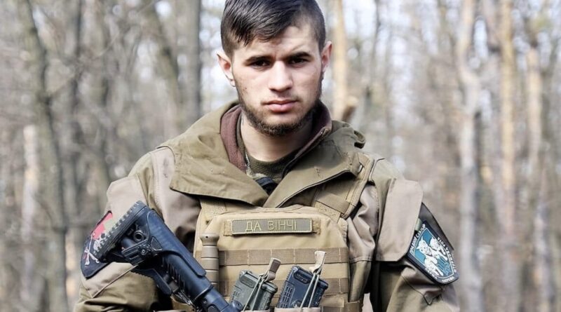 Три роки тому, 7 березня 2023 року в боях поблизу Бахмута загинув Дмитро Коцюбайло “Да Вінчі”. Він став першим добровольцем і наймолодшим командиром, котрий прижиттєво отримав звання Герой України. Дмитро пішов боронити Україну ще у 2014-му році, коли йому було 18 років і боровся за її свободу до останнього подиху. Йому назавжди залишилось 27.. Пам’ятаємо