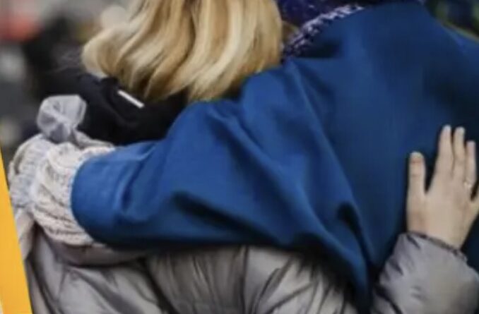 Уряд взявся за біженців: як країна планує повертати українців додому.  Уряд України розробляє нову стратегію підтримки внутрішньо переміщених осіб, яка передбачає не лише допомогу тим, хто залишився в країні через війну, а й повернення українців з-за кордону. Документ покликаний врахувати всі ключові виклики – від забезпечення житлом до інтеграції у громадах – і створити більш ефективні механізми підтримки громадян.