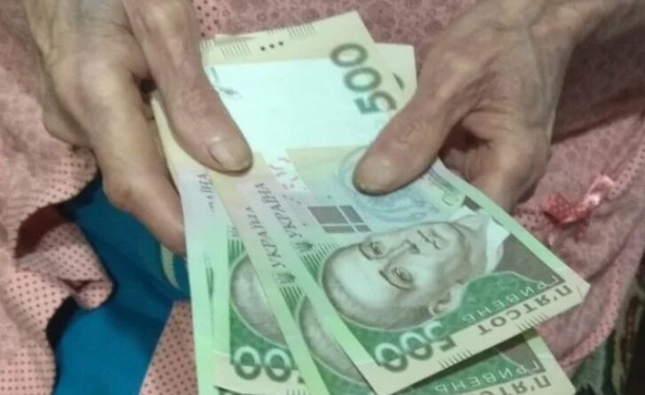 Який стаж потрібен для виходу на пенсію в 55 років.    На загальних умовах на пенсію за віком українці наразі можуть піти, починаючи з 60 років. Раніше вихід на заслужений відпочинок можливий лише при наявності пільгових умов.