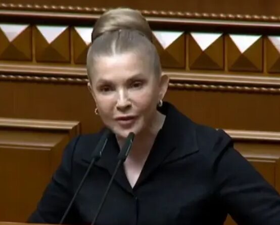 Українці приємно здивовані! Тимошенко вийшла з заявою до людей.  Партія «Батьківщина» оголосила про старт всеукраїнського збору підписів на підтримку перерахунку та підвищення пенсій. Лідерка партії Юлія Тимошенко наголосила, що виплачувати пенсію нижчу за мінімальний прожитковий рівень, який зараз становить 6 400 гривень, є недопустимим.