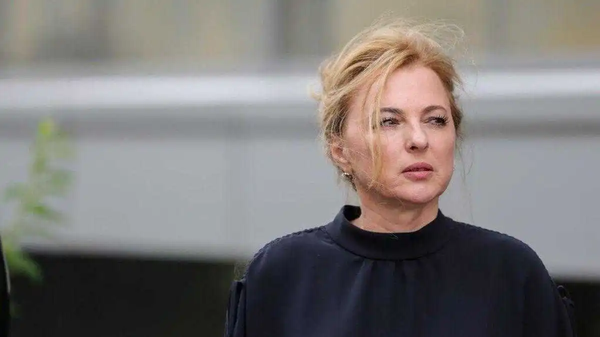 Як зараз виглядає вдова Кузьми Скрябіна, яка скоро стане бабусею: помолоділа і розквітла.  Легендарного артиста Андрія Кузьменка немає вже багато років, але його ім’я й досі звучить так само гучно. Увесь цей час його дружина Світлана зберігала вірність коханому і не вийшла вдруге заміж.