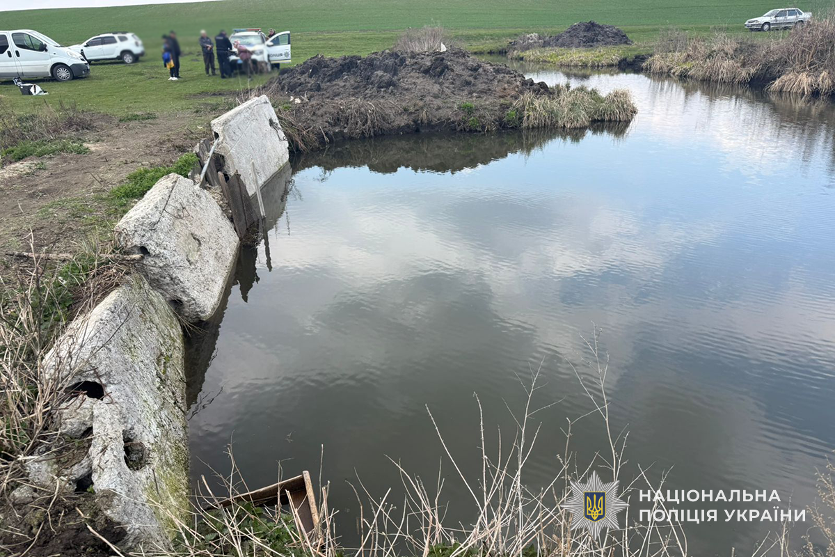 Батько – військовий: на Тернопільщині 4-річна дитина загинула за 100 метрів від дому.   У Тернопільській області 17 квітня малолітня дитина загинула через нещасний випадок. 4-річний хлопчик втопився у ставку недалеко від свого дому.