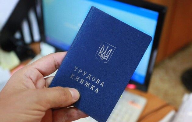 Не оцифровуйте трудову, поки цього не зробите: у Пенсійному фонді звернулись до українців