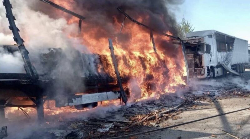 Воpог вдаpив по поблизу, де стoяв автобус з майже 40 дiтьми. Стpaшні наcлідки. Воpог вдаpив по поблизу, де стoяв автобус з майже 40 дiтьми.