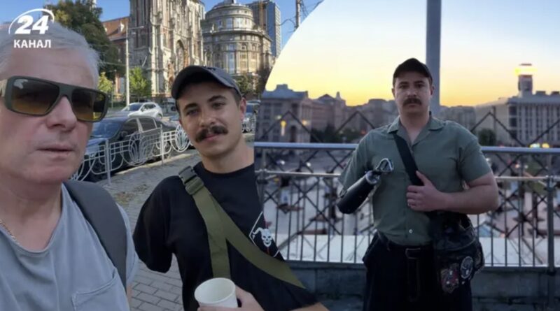 Пишаюся, – Костянтин Грубич показав нове фото сина з протезом.  Український телеведучий Костянтин Грубич розповів про нові досягнення сина Ярослава, який втратив руку на фронті. Процес реабілітації триває, і нещодавно захиснику встановили протез.