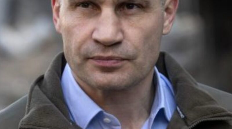 Кличко ЕКСТРЕНО вийшов до людей: те, що він сказав.  У Києві міська влада заявила про наслідки нічних подій, під час яких, за попередньою інформацією, столиця зазнала комбінованого впливу ракетних і дронових ударів. Очільник міста повідомив про значну кількість повітряних цілей та пошкодження цивільної інфраструктури.